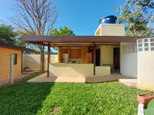 a modern house with a large backyard at Camping Serra Santana in Cavalcante