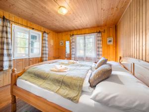 Postel nebo postele na pokoji v ubytování Chalet Edelweisshütte by Interhome