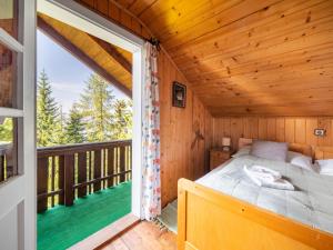 Postel nebo postele na pokoji v ubytování Chalet Edelweisshütte by Interhome