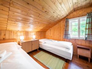 Postel nebo postele na pokoji v ubytování Chalet Edelweisshütte by Interhome