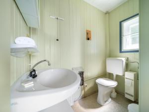 Koupelna v ubytování Chalet Edelweisshütte by Interhome
