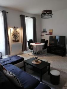 a living room with a couch and a table at Orange: appartement pratique et idéalement placé in Orange