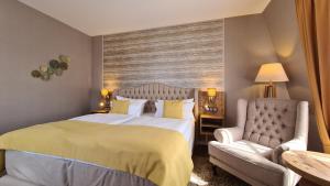 布尔格Hotel Zum Leineweber的带一张大床和一把椅子的卧室