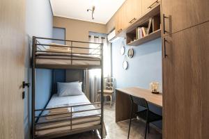 Kleines Zimmer mit einem Etagenbett und einem Schreibtisch. in der Unterkunft Vintage apartment in athens-zografou in Athen