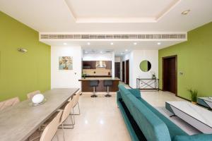 Posezení v ubytování Modern beachfront 1BR apartment - Tiara Residence