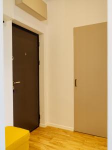 una habitación vacía con una puerta y un taburete amarillo en Sunny 2BR Flat - Top Location - Amazing Balcony, en Bucarest