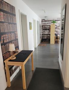 una stanza con un tavolo e una parete di libri di Ferienwohnung Burgblick a Wiesbaden