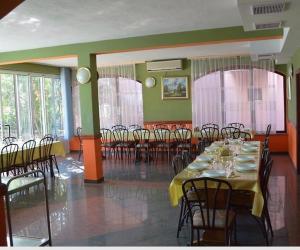 a dining room with a long table and chairs at Plava kuća in Međugorje