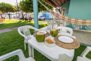 una mesa blanca con un plato de comida. en Chalé Mares, en Estância