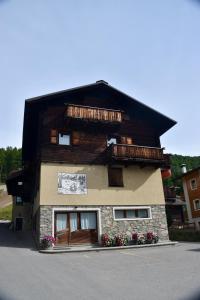 a building with a balcony on the side of it at Bait dal Nono Filip in Livigno
