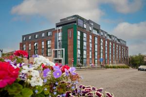 un edificio con un ramo de flores delante de él en LUSSO Macclesfield Serviced Apartments, en Macclesfield