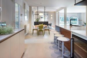 uma cozinha e sala de jantar com mesa e cadeiras em Villa Jaizubia Golf by FeelFree Rentals em Hondarribia