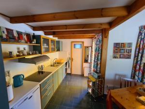 eine Küche mit einer Spüle und einer Arbeitsplatte in der Unterkunft Ktirakia Studios in Gythio