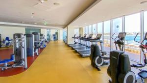 Fitness centrum a/nebo fitness zařízení v ubytování Modern beachfront 1BR apartment - Tiara Residence