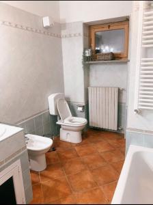 bagno con servizi igienici e lavandino di Moretti Mountain House - Relax in Nature a Gorreta