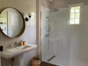 Un baño con ducha, lavabo y espejo. en Maison de campagne familiale sur la route des Châteaux, en Huisseau-sur-Mauves 24 fotos más