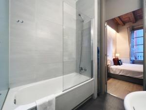 バルセロナにあるPlaza Catalunya IX Apartmentのバスルーム(シャワー、バスタブ、シンク付)