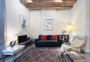 バルセロナにあるPlaza Catalunya IX Apartmentのリビングルーム(ソファ、テーブル付)