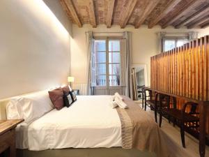 バルセロナにあるPlaza Catalunya IX Apartmentのベッドルーム1室(白い大型ベッド1台付)