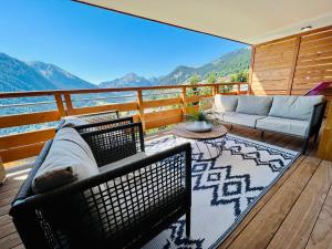 シャテルにあるLes Flambeaux - Apt B22 - BO Immobilier -Châtel - remises sur les forfaits de skis Châtel ou Portes du soleilのリビングルーム(ソファ、テーブル付)
