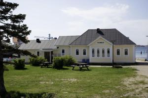 a building with a picnic table in front of it at Badholmens Vandrarhem in Fjällbacka