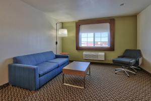 a living room filled with furniture and a blue couch at Holiday Inn Express Santa Rosa, an IHG Hotel in Santa Rosa