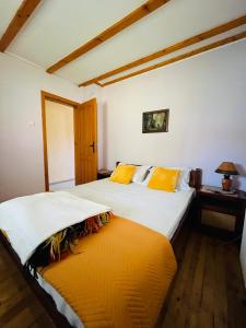 Katil atau katil-katil dalam bilik di Къща за гости Коко