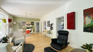 哥本哈根的住宿－ApartmentInCopenhagen Apartment 1509，客厅配有椅子和桌子