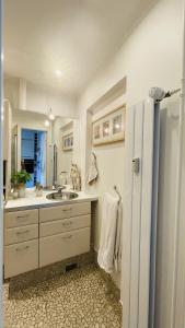 哥本哈根的住宿－ApartmentInCopenhagen Apartment 1509，白色的浴室设有水槽和镜子