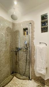y baño con ducha y puerta de cristal. en ApartmentInCopenhagen Apartment 1509, en Copenhague