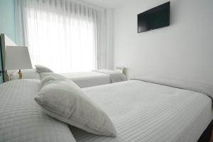Łóżko lub łóżka w pokoju w obiekcie GALIHOST - Apartamento con piscina en Canelas, Sanxenxo