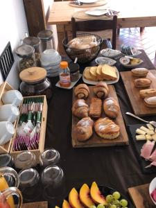 uma mesa com vários tipos diferentes de pão e pastelaria em BELLAMI' ECONOMI em Tuglie