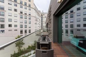 - un balcon avec une table et des chaises dans un bâtiment dans l'établissement Modern 3BR with Terrace in Benfica, à Lisbonne