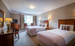 En eller flere senger på et rom på Court Yard Hotel