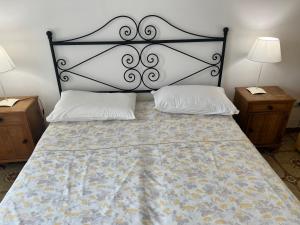 een slaapkamer met een groot bed met 2 nachtkastjes bij Nella splendida cornice di Santa Cesarea terme in Santa Cesarea Terme
