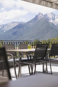 a table and chairs with a view of a mountain at Sinnes Waldrast in Tarrenz