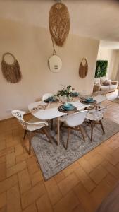 a dining room with a table and chairs at Casa Aventura in Boliqueime