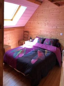 1 dormitorio con 1 cama grande en el ático en Chambre d'Hôtes - Eco Gîte la Grange en Fos