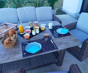 a picnic table with food and drinks on it at La chambre de Séraphine in Biscarrosse