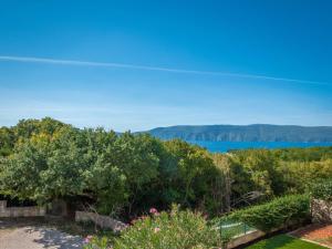 a view of the lake from the garden at Apartment Jasna-3 by Interhome in Pinezici