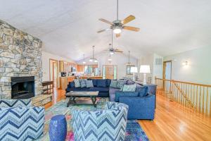 ein Wohnzimmer mit einem blauen Sofa und einem Steinkamin in der Unterkunft Freedom Cove in Bumpass