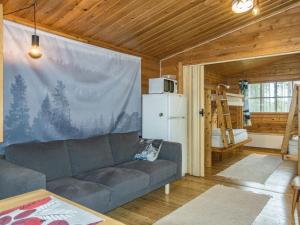 uma sala de estar com um sofá e um frigorífico em Holiday Home Livon pirtti 1 by Interhome em Posio
