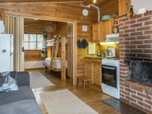 uma sala de estar com uma cozinha e um fogão em Holiday Home Livon pirtti 1 by Interhome em Posio