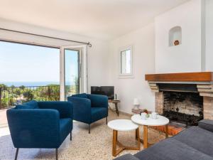 uma sala de estar com cadeiras azuis e uma lareira em Holiday Home Maragda by Interhome em Calonge