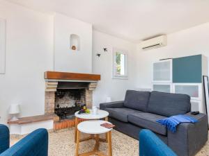 uma sala de estar com um sofá e uma lareira em Holiday Home Maragda by Interhome em Calonge