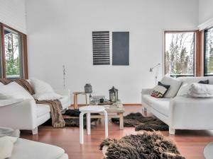 Posezení v ubytování Holiday Home Hevonkuusi by Interhome