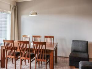 comedor con mesa de madera y sillas en Holiday Home Skivillas 47 ukkohalla - a7 by Interhome, en Hyrynsalmi