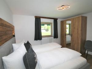 Posteľ alebo postele v izbe v ubytovaní Apartment Geislerhof by Interhome