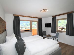 Posteľ alebo postele v izbe v ubytovaní Apartment Geislerhof by Interhome