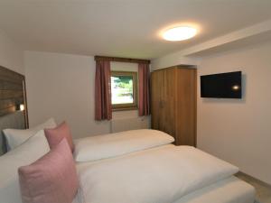 Posteľ alebo postele v izbe v ubytovaní Apartment Geislerhof by Interhome